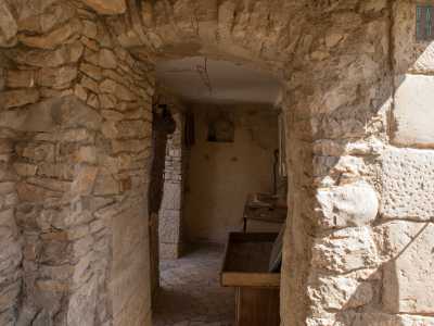 Poco pi� in l� due stretti archi introducono in un ambiente arredato con un paio di mobiletti in compensato